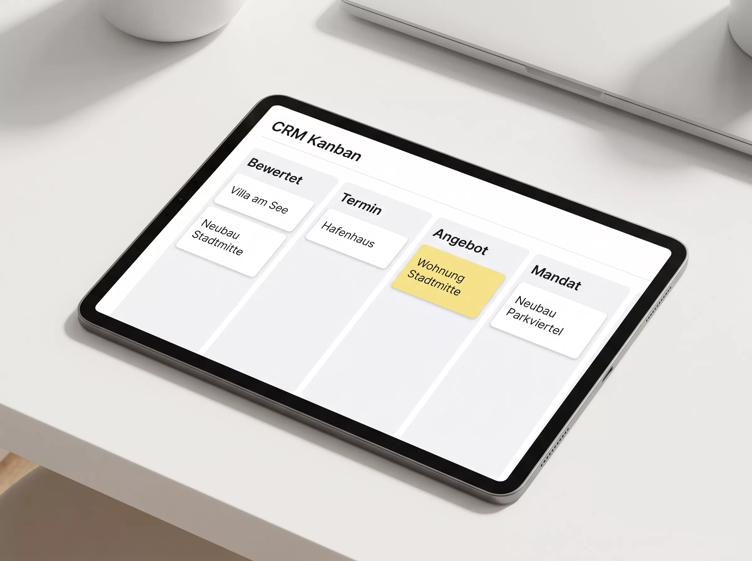 Tablet mit CRM-Spalten Bewertet, Termin, Angebot und Mandat (KI-Bild)